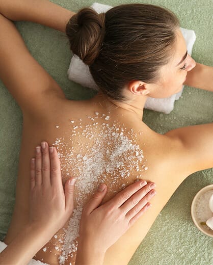 massage met scrub op rug